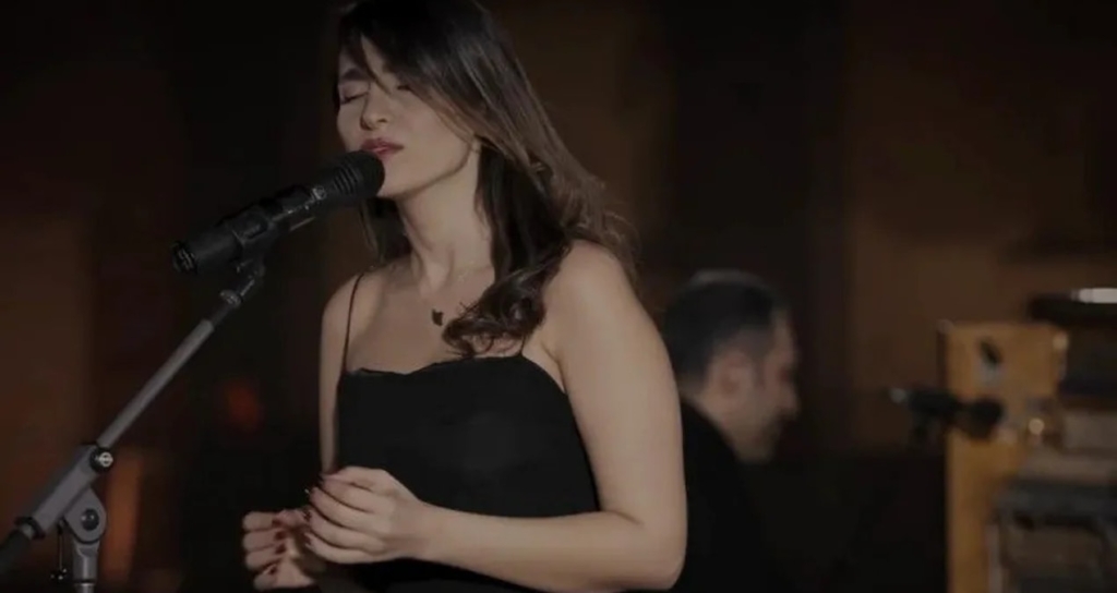 İran Yargısı Başörtüsüz Konser Veren Şarkıcı Parastoo Ahmadi'nin Kırbaç Cezasını Onadı