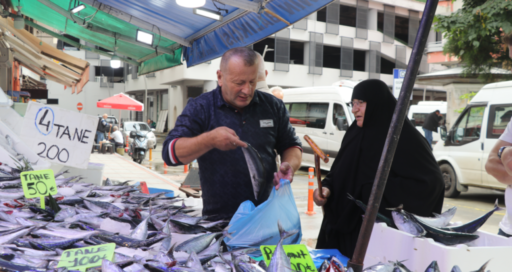 Rize'de tezgahlara inen palamudun adet fiyatı 50 ile 100 lira arasında değişiyor