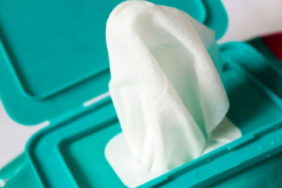 Birleşik Krallık Plastik İçeren Islak Mendillerin Tedarik Zincirine ve Satışına Yasak Getiriyor